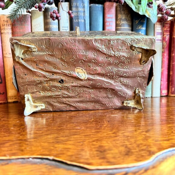 Vintage Brass Floral Repousse Domed Footed Treasure Chest Box lock & Key - Picture 14 of 17